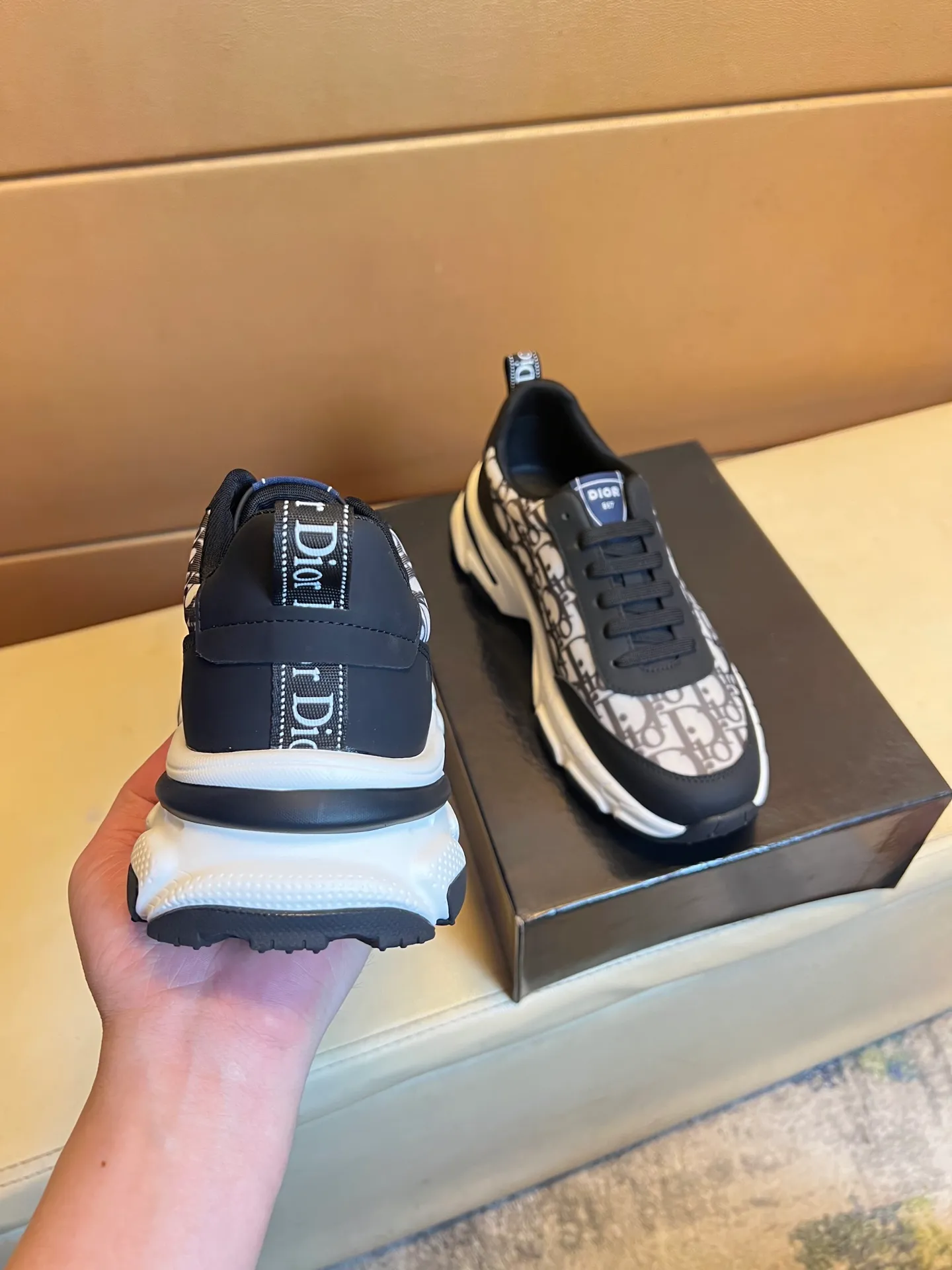Men's men's shoes💰440💰👑👑Dior original quality.~ Unique modern style sneakers. 🏃A must-have casual shoe for trendy men😍😍 Original brand imported from Italy, imported original leather, sheep lining (refuses to discolor and grind feet) Sole: Original sole provided by the original factory, French lazy style design ⚠️Fit to the feet, original quality, super comfortable original sole. It’s like shooting the real thing 🎬The real thing is better, high-quality sneakers wan men’s shoe size: 38-44